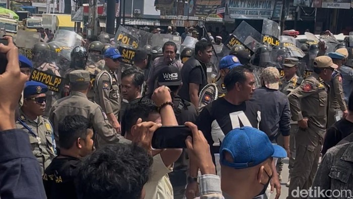 1769080076768-aksi-penertiban-lahan-eks-gubernur-sultra-nur-alam-di-kendari-memanas-dan-diwarnai-aksi-lempar-batu-1769064912031_169