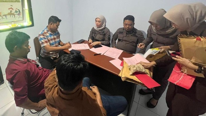 1769080077366-kasus-pemalsuan-tanda-tangan-yang-menjerat-oknum-anggota-dprd-selayar-diserahkan-ke-kejari-selayar-1754569695419_169