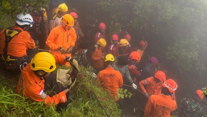 1769101654757-proses-evakuasi-jenazah-korban-pesawat-atr-42-500-1769082315622_169