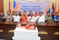 1769101655677-gubernur-sulsel-andi-sudirman-sulaiman-menghadiri-penyerahan-black-box-pesawat-atr-42-500-pk-tht-yang-jatuh-di-gunung-bulusara-1769098026377_169