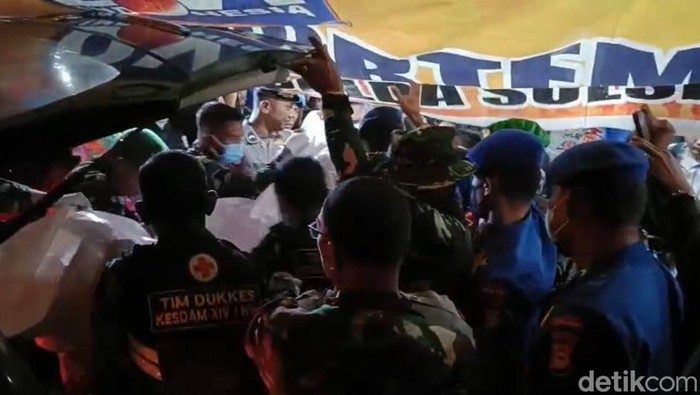 1769101656463-jenazah-keempat-korban-pesawat-atr-42-500-diserahkan-ke-tim-dvi-di-rs-bhayangkara-makassar-1769097648172_169