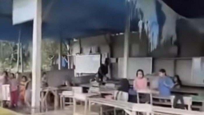 1769101670360-kondisi-kelas-jauh-mi-ddi-di-pinrang-tanpa-dinding-dan-rawan-ambruk-1769095688900_169