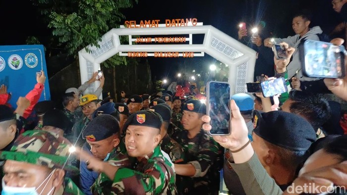 1769101681044-jenazah-korban-pesawat-atr-42-500-tiba-di-posko-tompobulu-pangkep-1769090901461_169