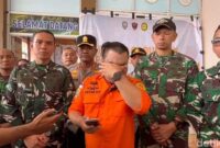1769144888087-tangis-haru-personel-sar-usai-seluruh-korban-kecalakaan-pesawat-atr-42-500-ditemukan-1769141141604_169
