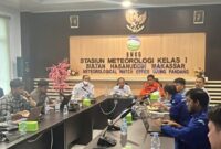 1769144909669-pertemuan-terkait-operasi-modifikasi-cuaca-omc-di-tengah-operasi-sar-pesawat-atr-42-500-1769128510614_169