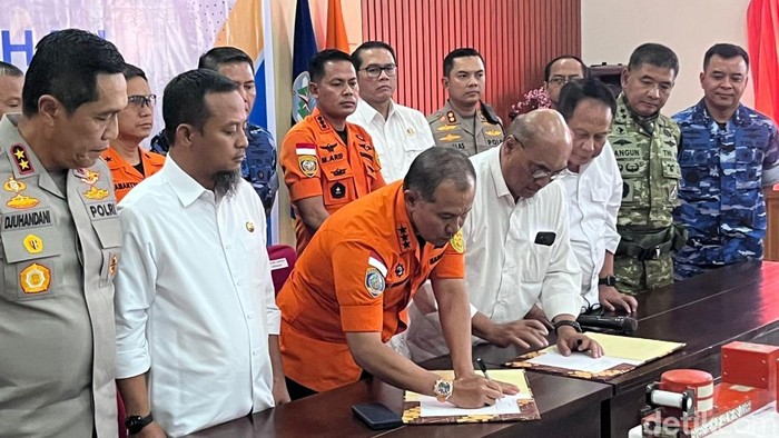 1769144914525-kepala-basarnas-marsekal-madya-marsdya-tni-mohammad-syafii-dan-ketua-knkt-soerjanto-tjahjono-melakukan-penandatanganan-berita--1769102981221_169