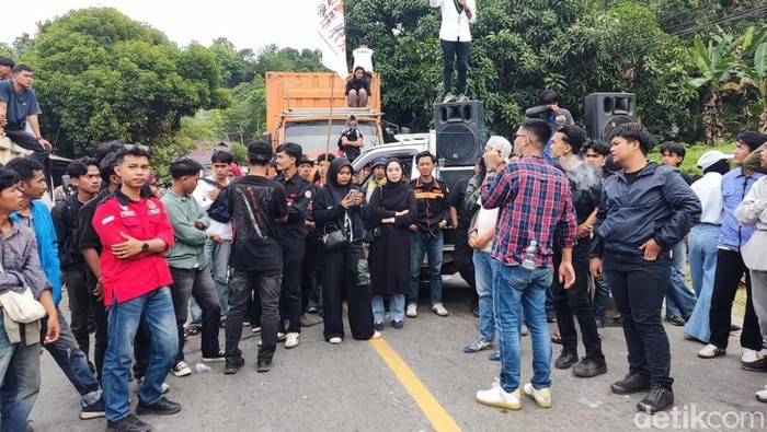 1769166485893-demo-warga-luwu-raya-menuntut-pemekaran-provinsi-luwu-raya-1769164677767_169