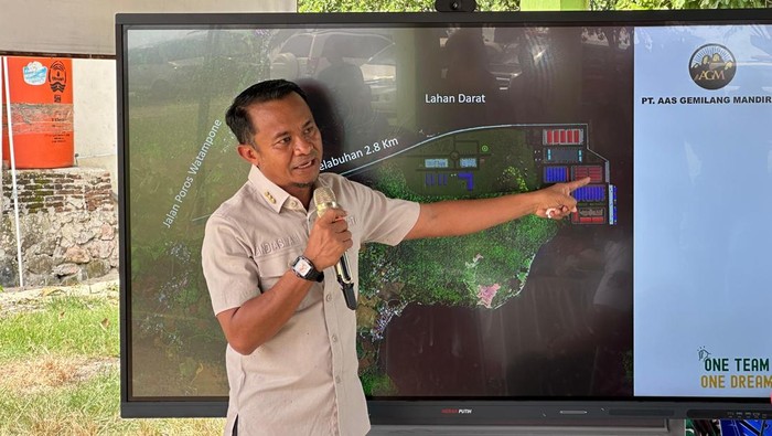 1769166491913-bupati-andi-asman-sulaiman-saat-menunjukkan-denah-pelabuhan-tonra-agung-pramonodetiksulsel-1769159562196_169