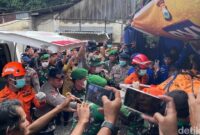 1769166496359-sejumlah-jenazah-korban-kecelakaan-pesawat-atr-42-500-dibawa-ke-posko-dvi-biddokkes-polda-sulsel-untuk-proses-identifikasi-1769151034685_169