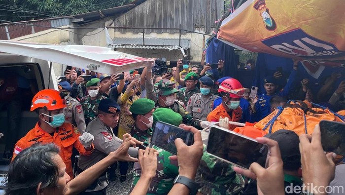 1769166496359-sejumlah-jenazah-korban-kecelakaan-pesawat-atr-42-500-dibawa-ke-posko-dvi-biddokkes-polda-sulsel-untuk-proses-identifikasi-1769151034685_169