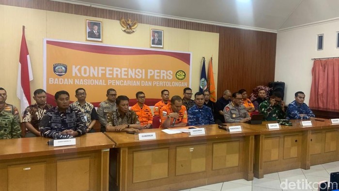 1769188087191-konferensi-pers-basarnas-terkait-operasi-sar-pesawat-atr-42-500-pk-tht-1769176889668_169