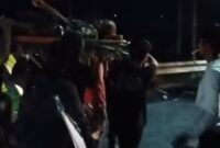 1769231251627-lansia-sakit-ditandu-gegara-terjebak-demo-di-luwu-utara-1769227847620_169