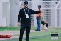 1769231255421-pelatih-psm-makassar-tomas-trucha-memberi-instruksi-saat-laga-melawan-psbs-biak-di-stadion-gelora-bj-habibie-1763727988820_169