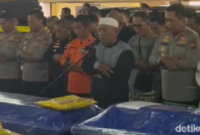 1769252867699-jenazah-korban-pesawat-atr-42-500-disalatkan-di-rs-bhayangkara-makassar-1769245371761_169