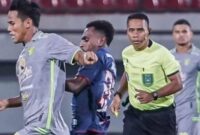 1769274483068-wasit-gedion-dapaherang-saat-memimpin-laga-super-league-1769256124118_169