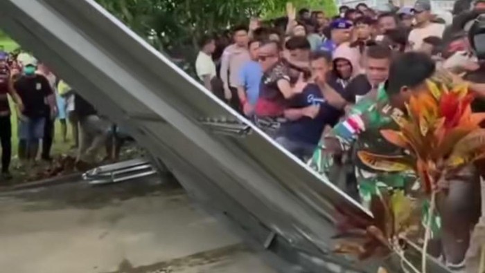 1769361049768-mako-lanal-melonguane-di-talaud-didemo-warga-imbas-5-oknum-tni-diduga-mengeroyok-guru-smk-1769330409619_169