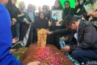 1769382410316-tangis-keluarga-pecah-usai-jenazah-kopilot-pesawat-atr-42-500-farhan-gunawan-dimakamkan-di-pemakaman-darusalam-valley-kabupate-1769307817401_169