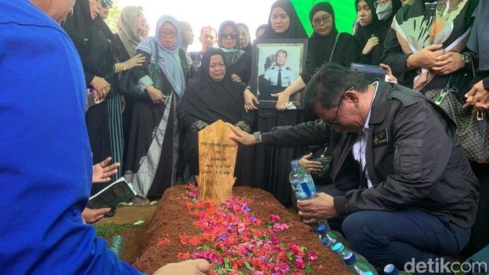 1769382410316-tangis-keluarga-pecah-usai-jenazah-kopilot-pesawat-atr-42-500-farhan-gunawan-dimakamkan-di-pemakaman-darusalam-valley-kabupate-1769307817401_169