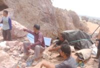 1769404062331-kepolisian-melakukan-olah-tkp-terkait-jatuhnya-seorang-pria-penambang-emas-tradisional-bernama-sandi-42-tewas-di-kawasan-perta-1769391435306_169