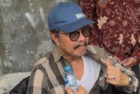 1769404081532-eks-gubernur-sultra-nur-alam-murka-dengan-merobek-kemejanya-saat-gudang-miliknya-yang-dibangun-di-lahan-pemprov-di-kendari-hen-1769085765196_169